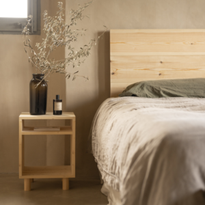 Mesita de noche lina de madera maciza en tono natural de 51x32cm