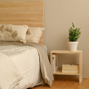 Mesita de noche Vane de madera maciza en tono natural de 40x20cm